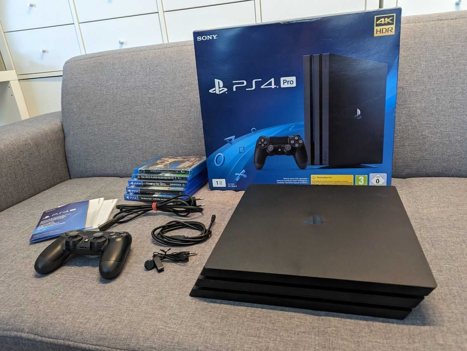 Playstation 4 Pro 1TB + 3 gry + 2 filmy w bardzo dobrym stanie