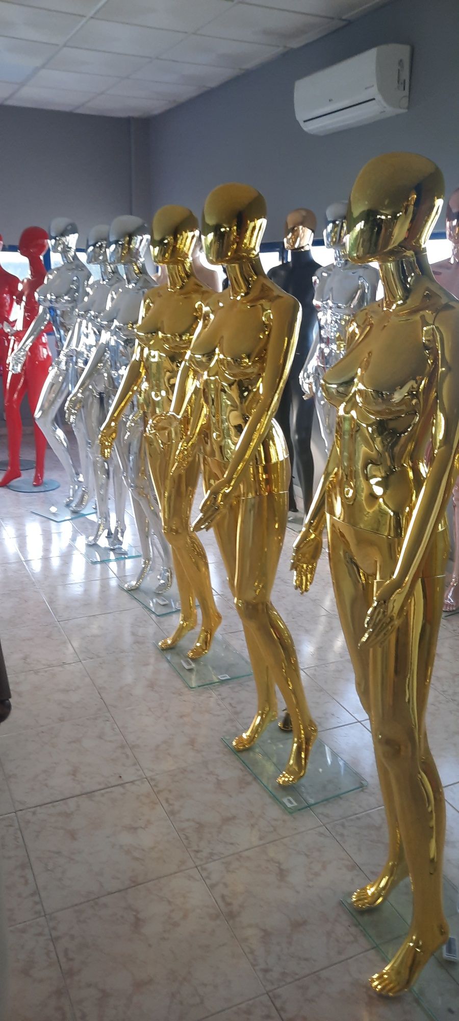 Manequins, bustos e expositores para lojas