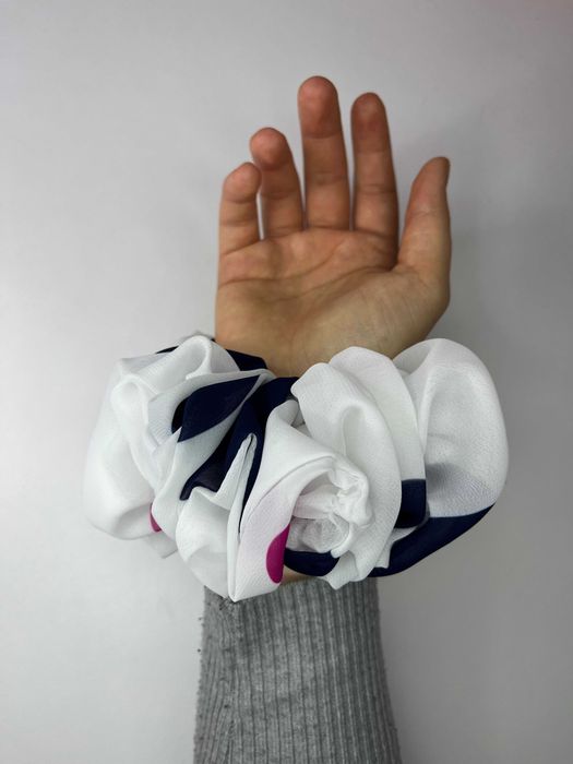 Duża gumka scrunchie – biało-granatowo-różowa, ręcznie szyta, nowa