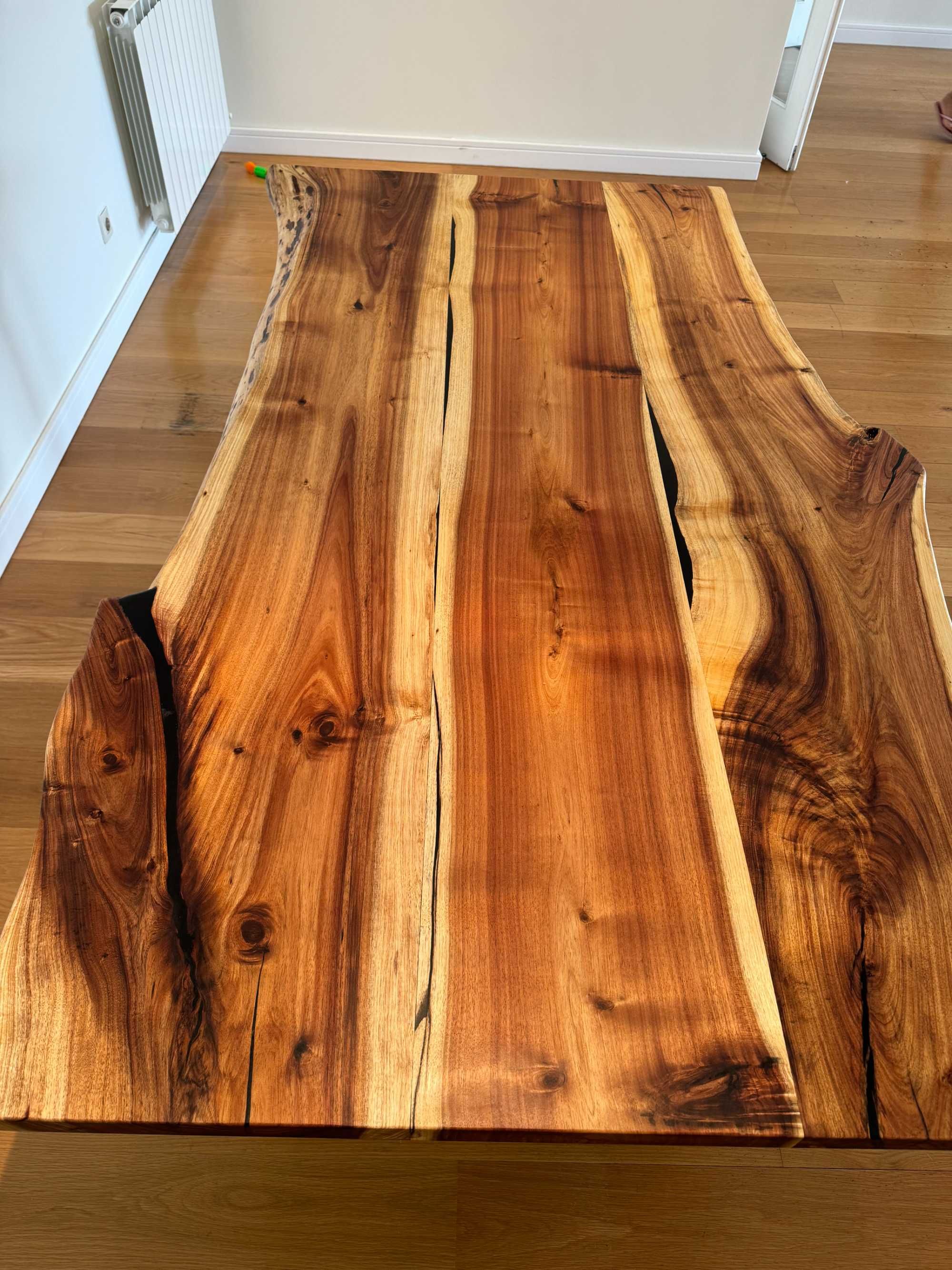 Mesa de jantar em madeira maciça, prateleiras, peças decorativas.