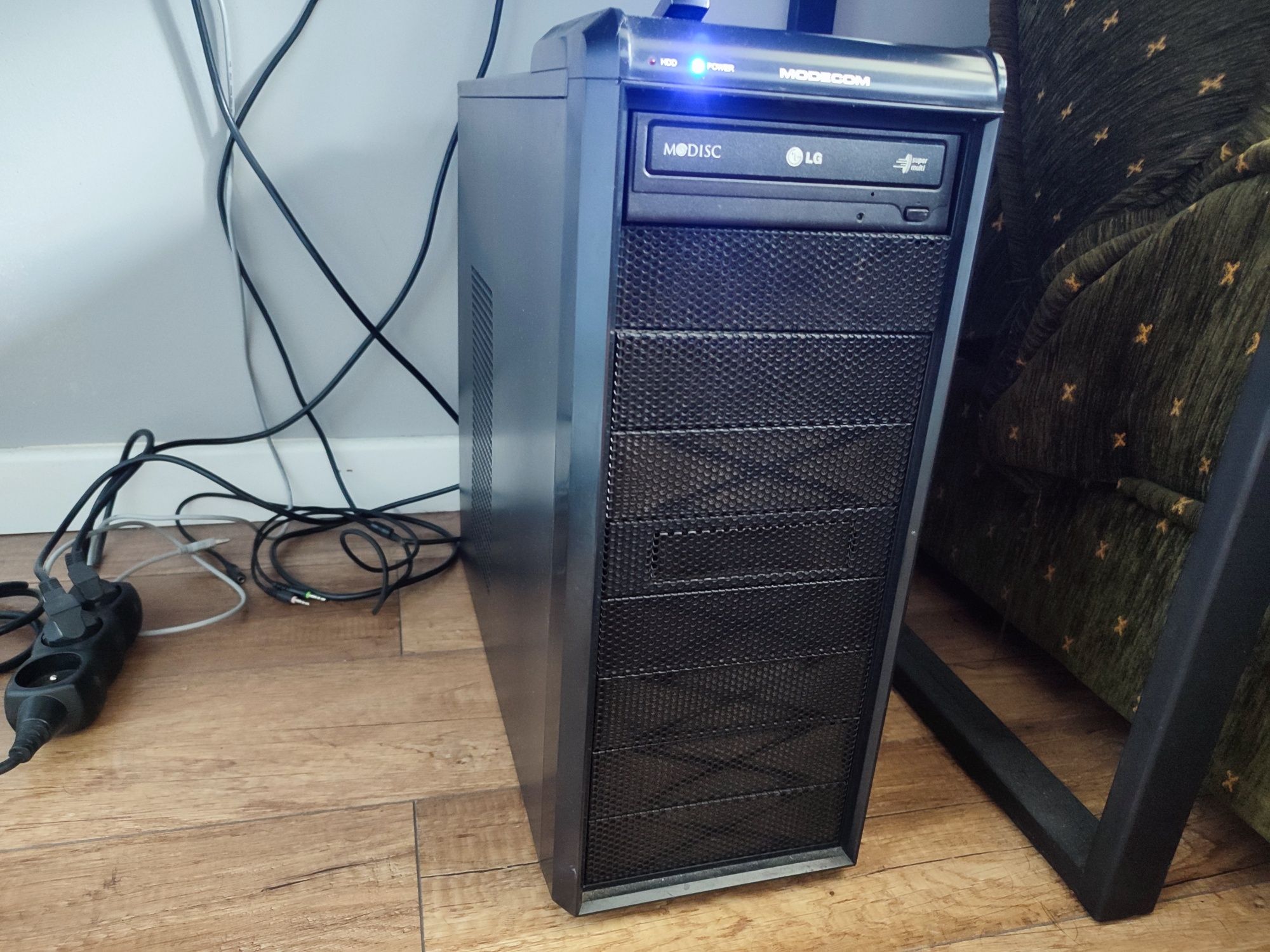 Komputer PC z monitorem Intel Core 2 Duo Win10