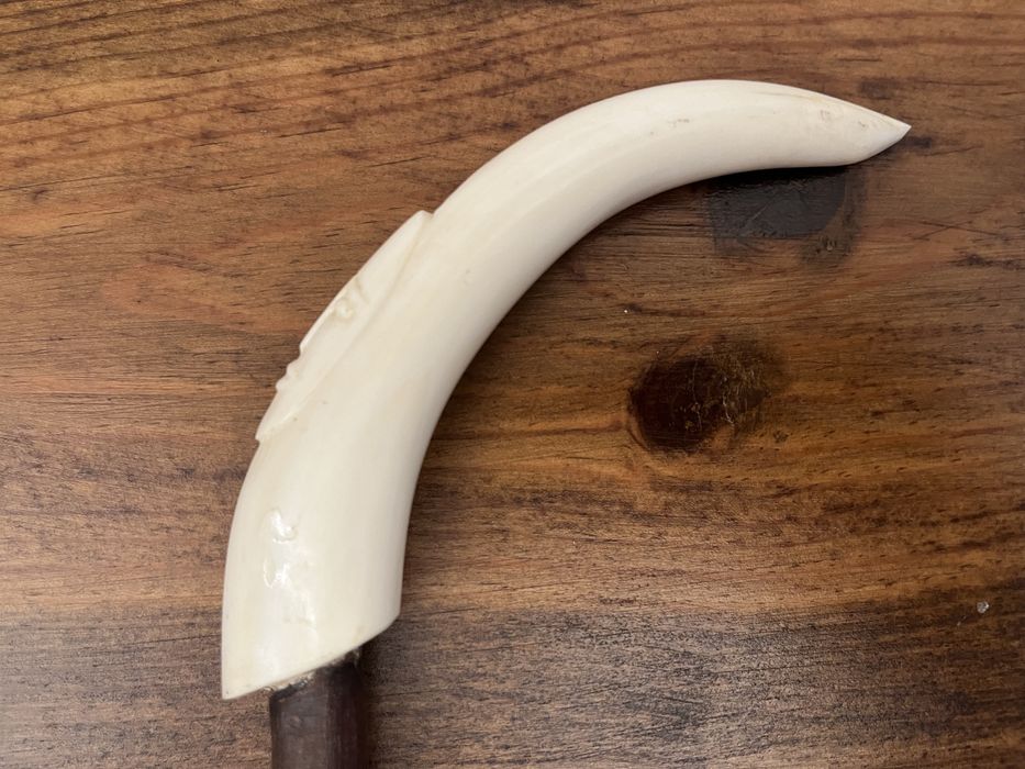 Bengalas pequenas africanas com 60 cm e pegas em osso.