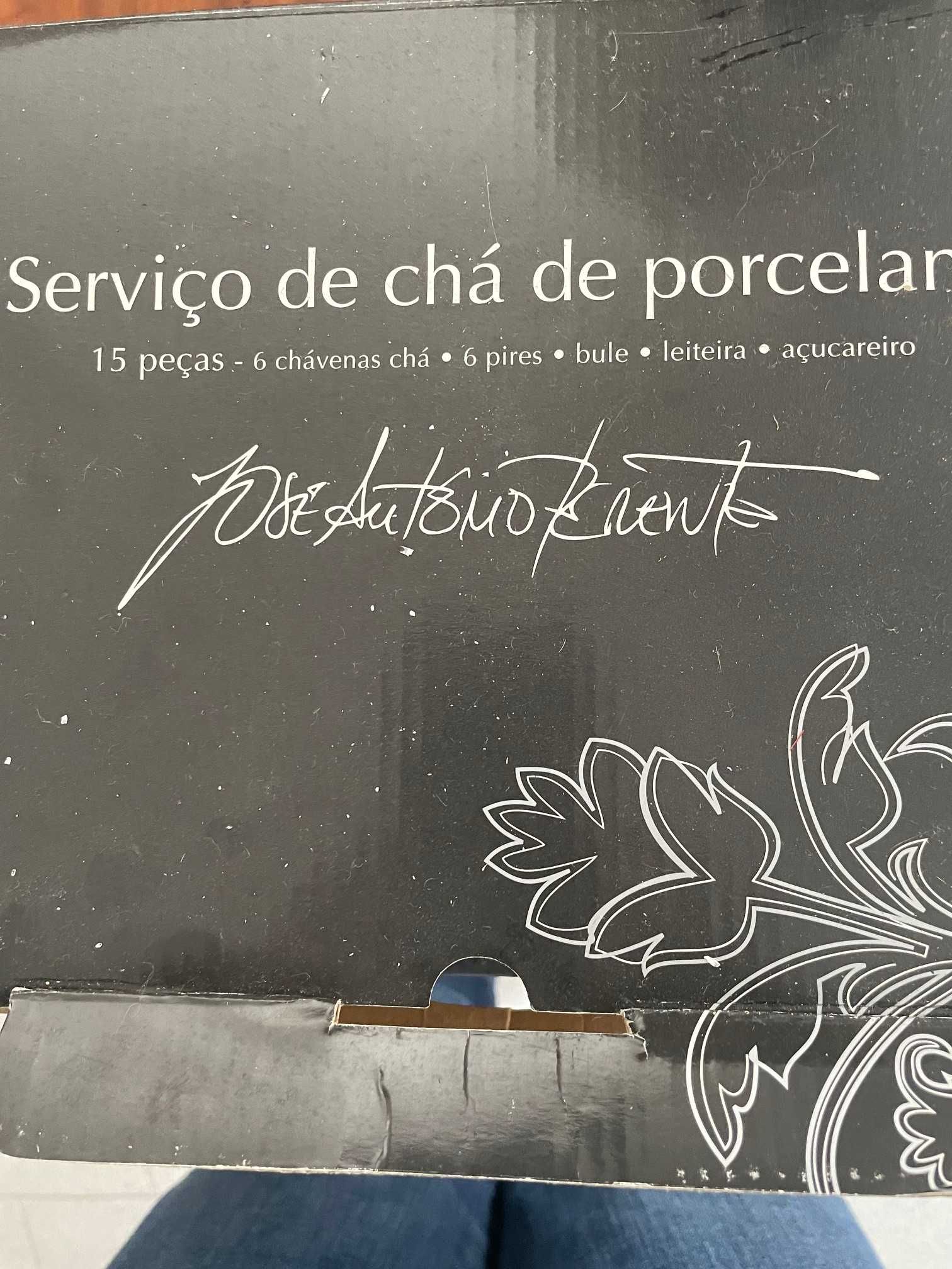 Serviço de chá com design do estilista José António Tenente