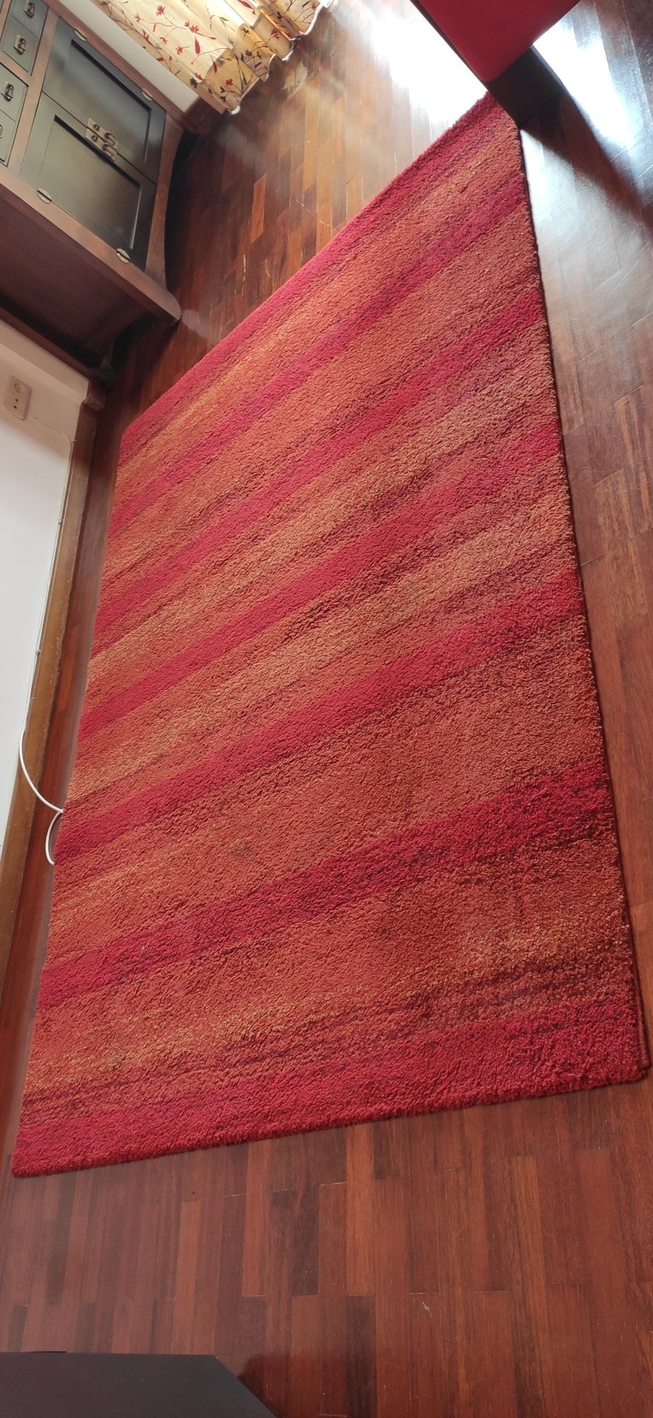 Carpete de sala em tons avermelhados