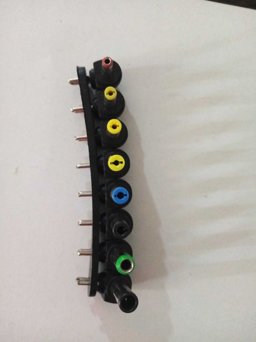 Зарядний універсальний пристрій для ноутбуків