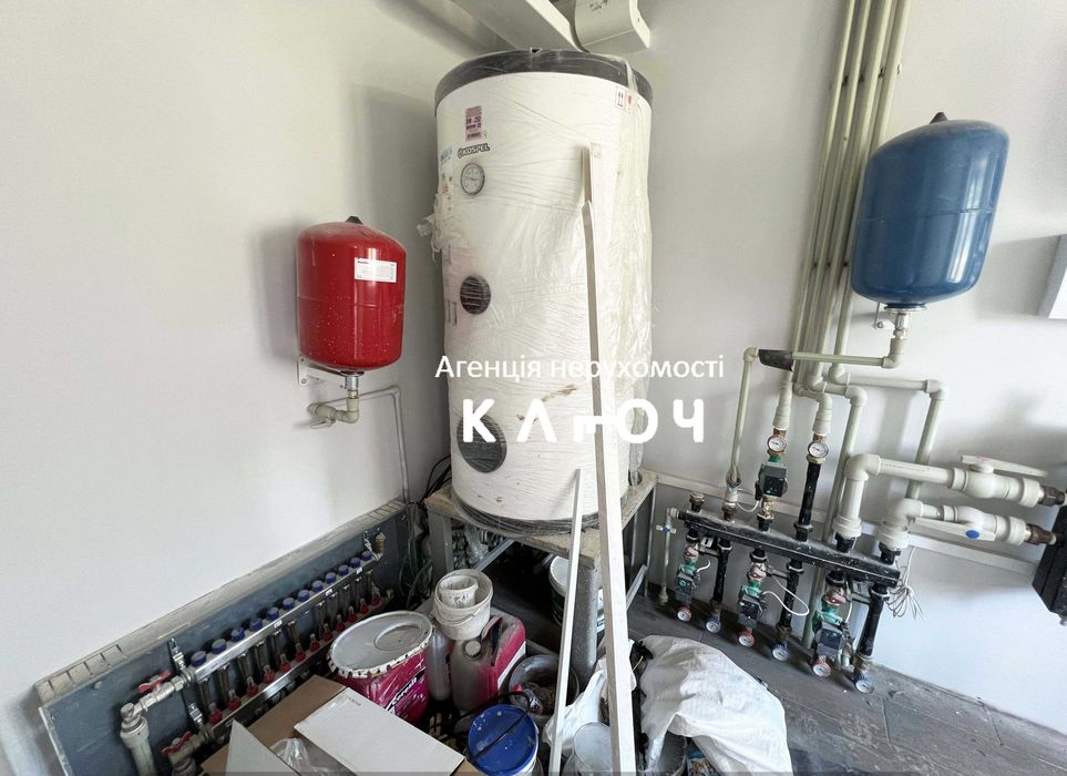 Продам сучасний будинок в мальовничому місці.