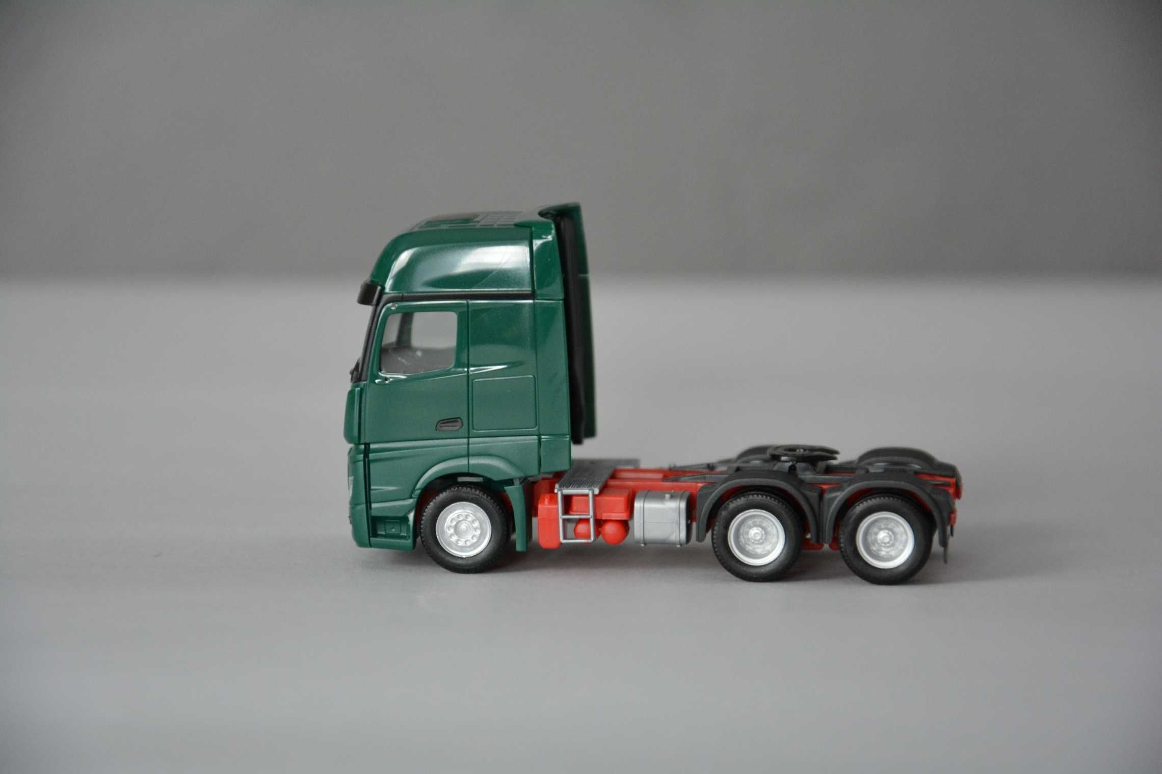 1:87 (H0) Herpa 305157 - MB Actros GigaSpace (6x4) - zielony