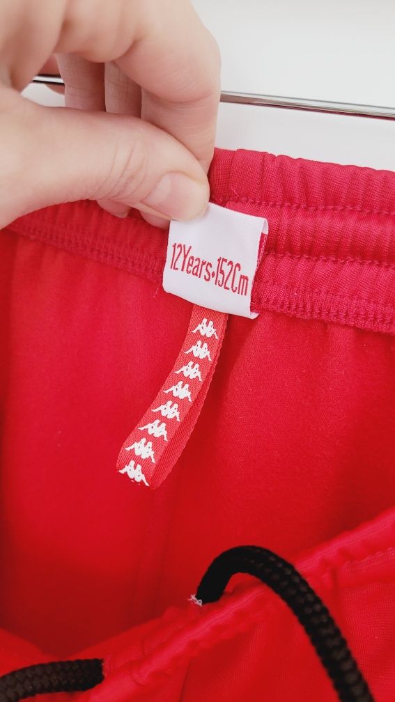 Czerwone spodnie dresowe marki Kappa, rozmiar 152