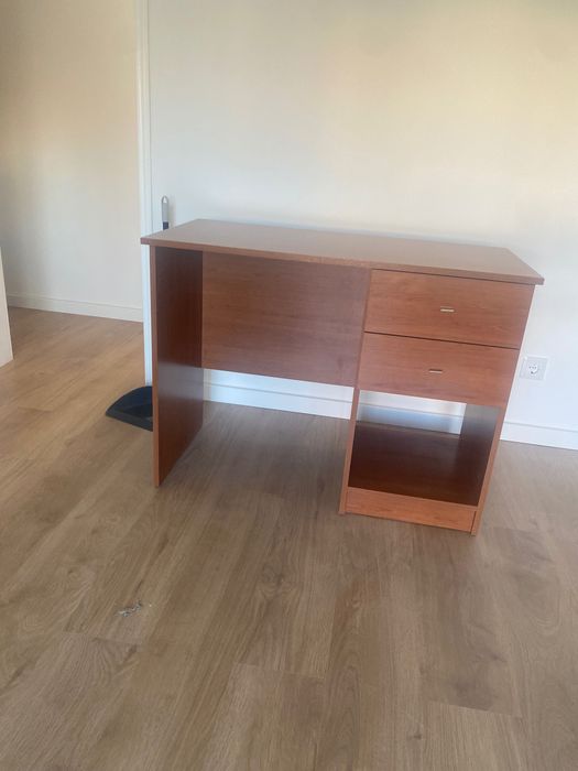 Vendo secretária com duas gavetas