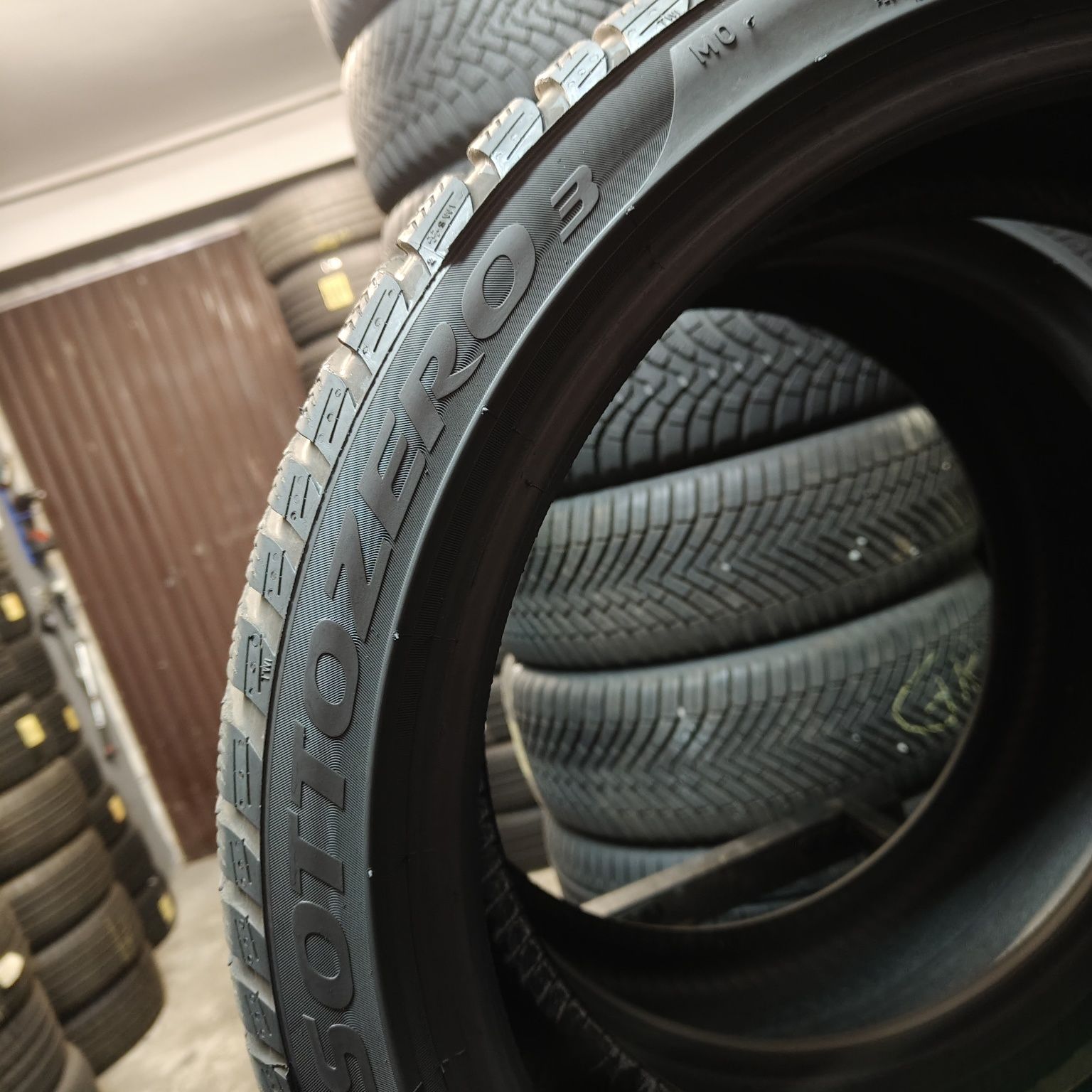 225/40/19 XL Sprzedam parę opon zimowych Pirelli