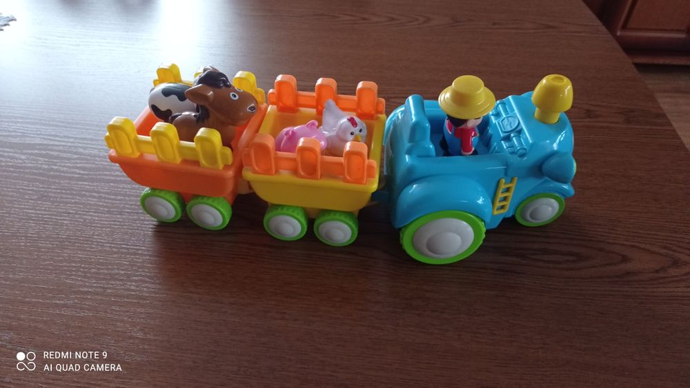 Sprzedam elektryczny traktor z 2 przyczepkami i zwierzątkami,  stan ba