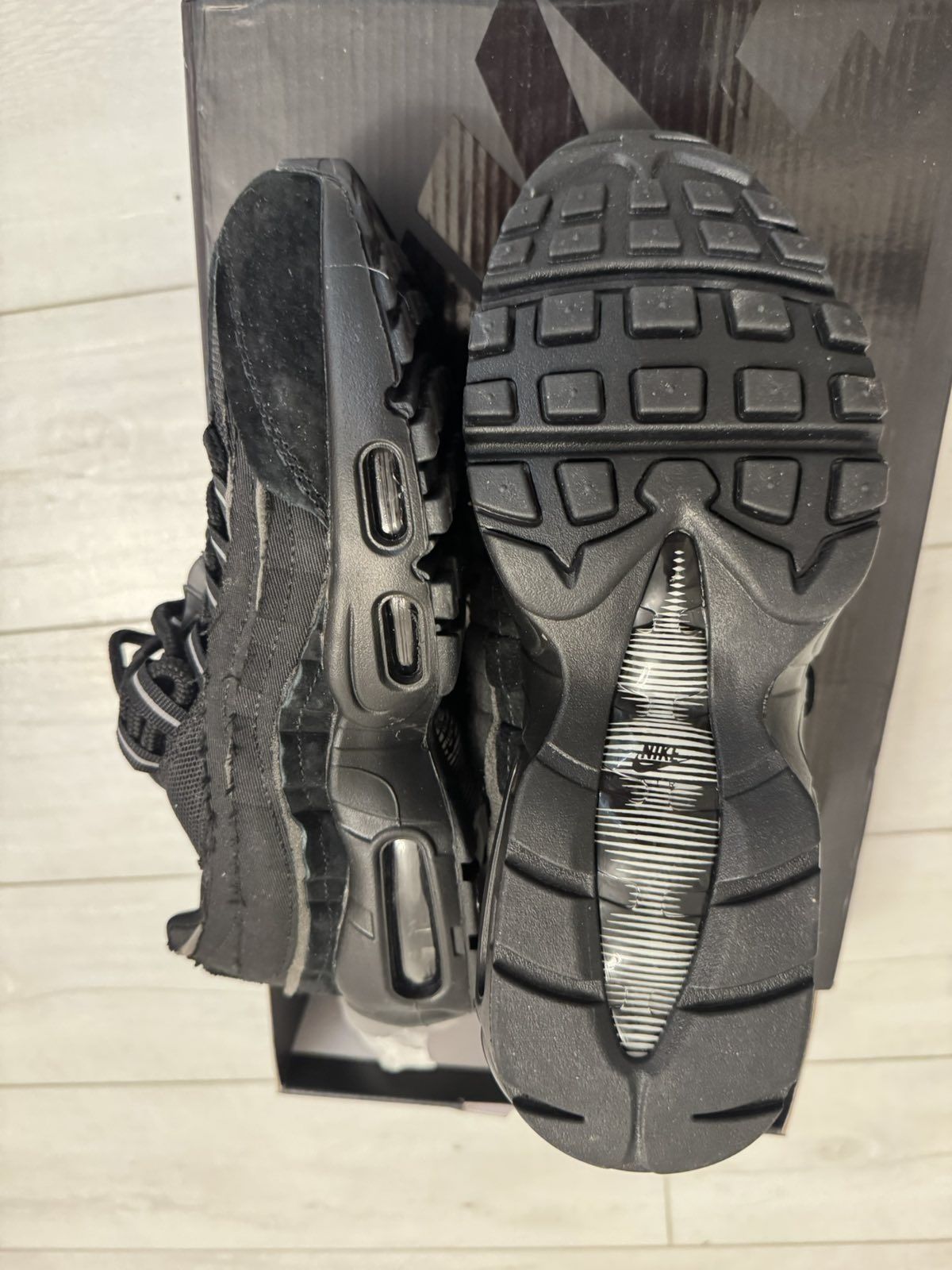 Nike Air Max 95 CDG
Made in Vietnam
розмір 39
розмір устілки 25см