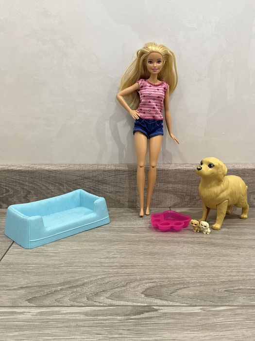 Собачка з куколкою