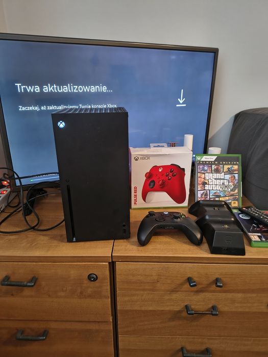 Konsola Xbox Series X dwa pady i 4 gry. Ładowarka do padów.