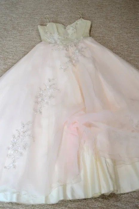 Нарядное платье молочно-пудрового цвета