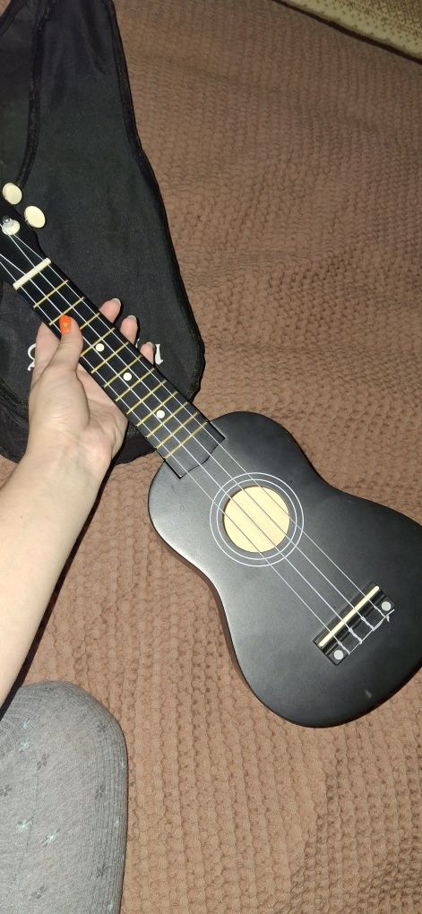 Укулеле сопрано, чорна