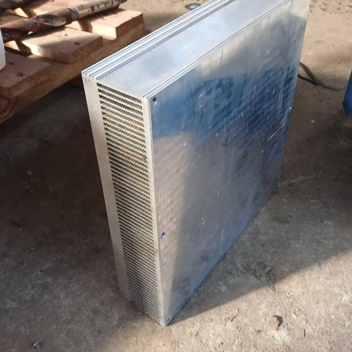 Радіатор алюмінієвий для силових радіодеталей.