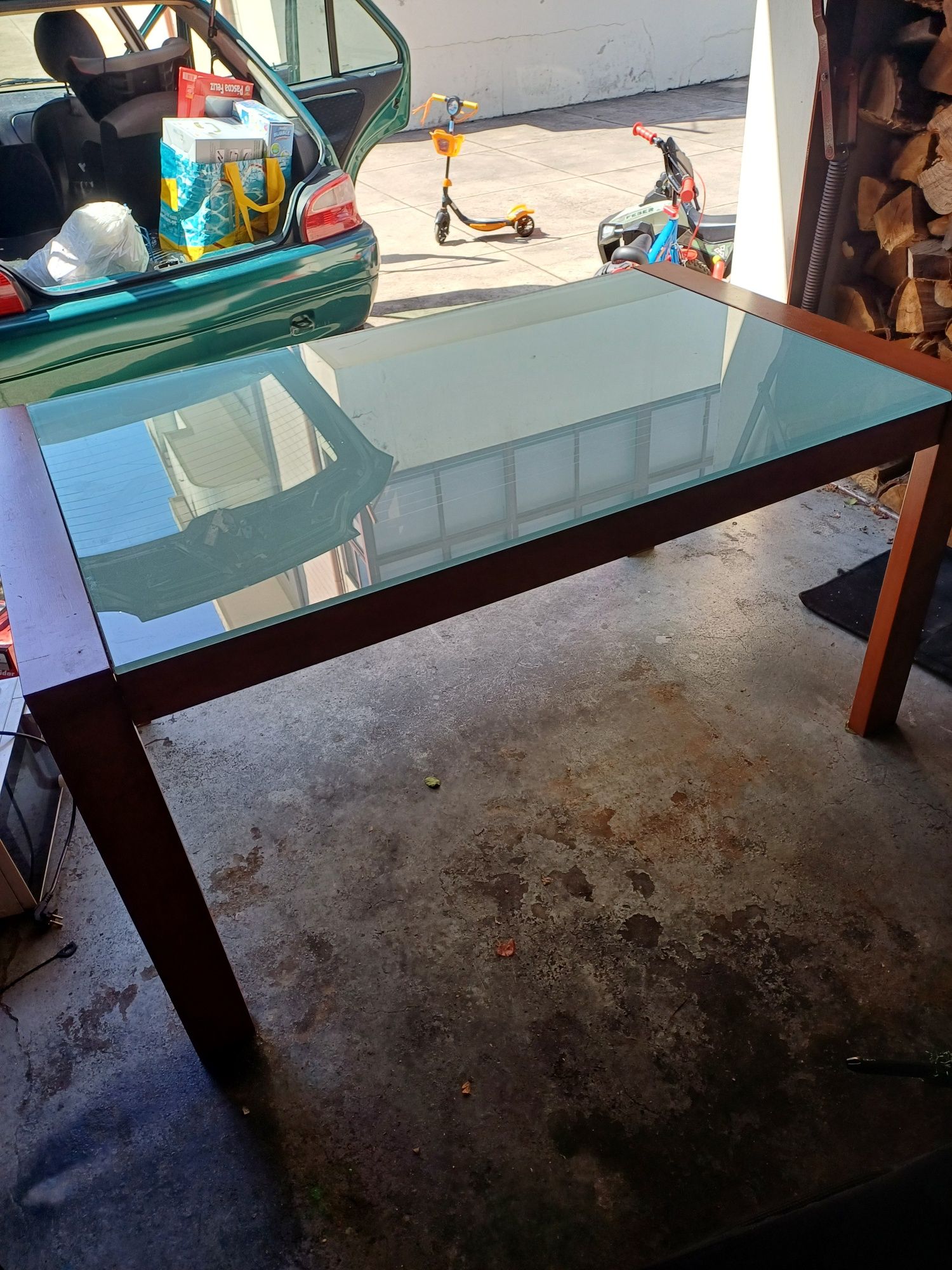 Mesa de madeira com vidro temperado