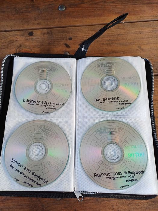 Capa com 48 CDs gravados de Musica Variada