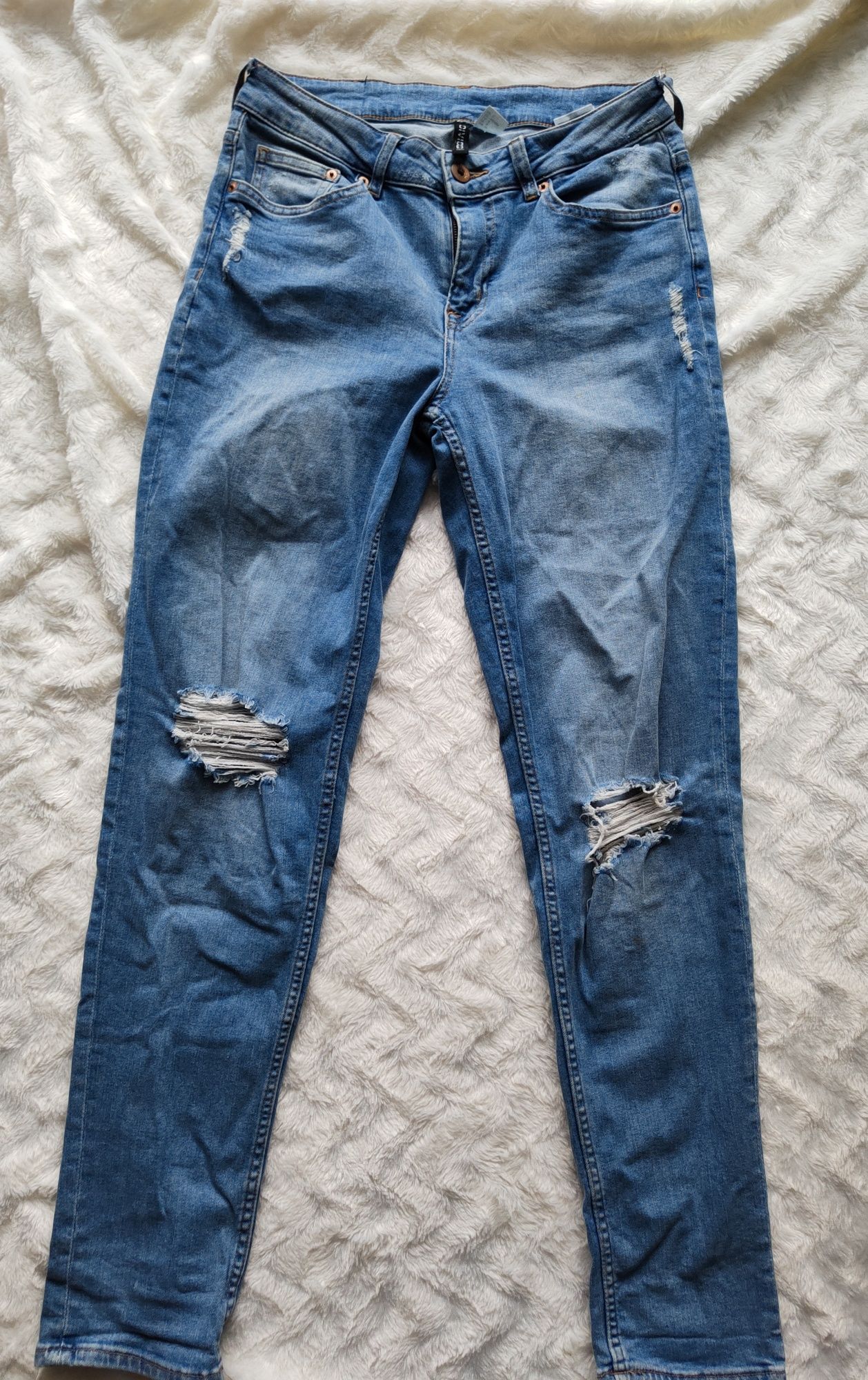 Niebieskie jeansy spodnie damskie z dziurami i rozdarciami H&M 36