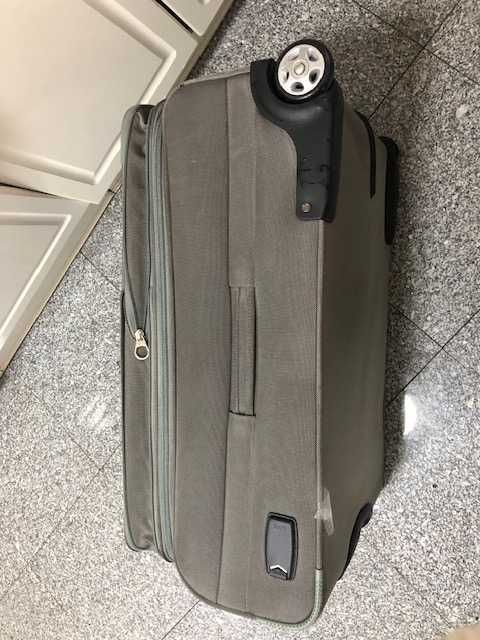 Mala viagem grande da marca LYS, em polyester cinzenta