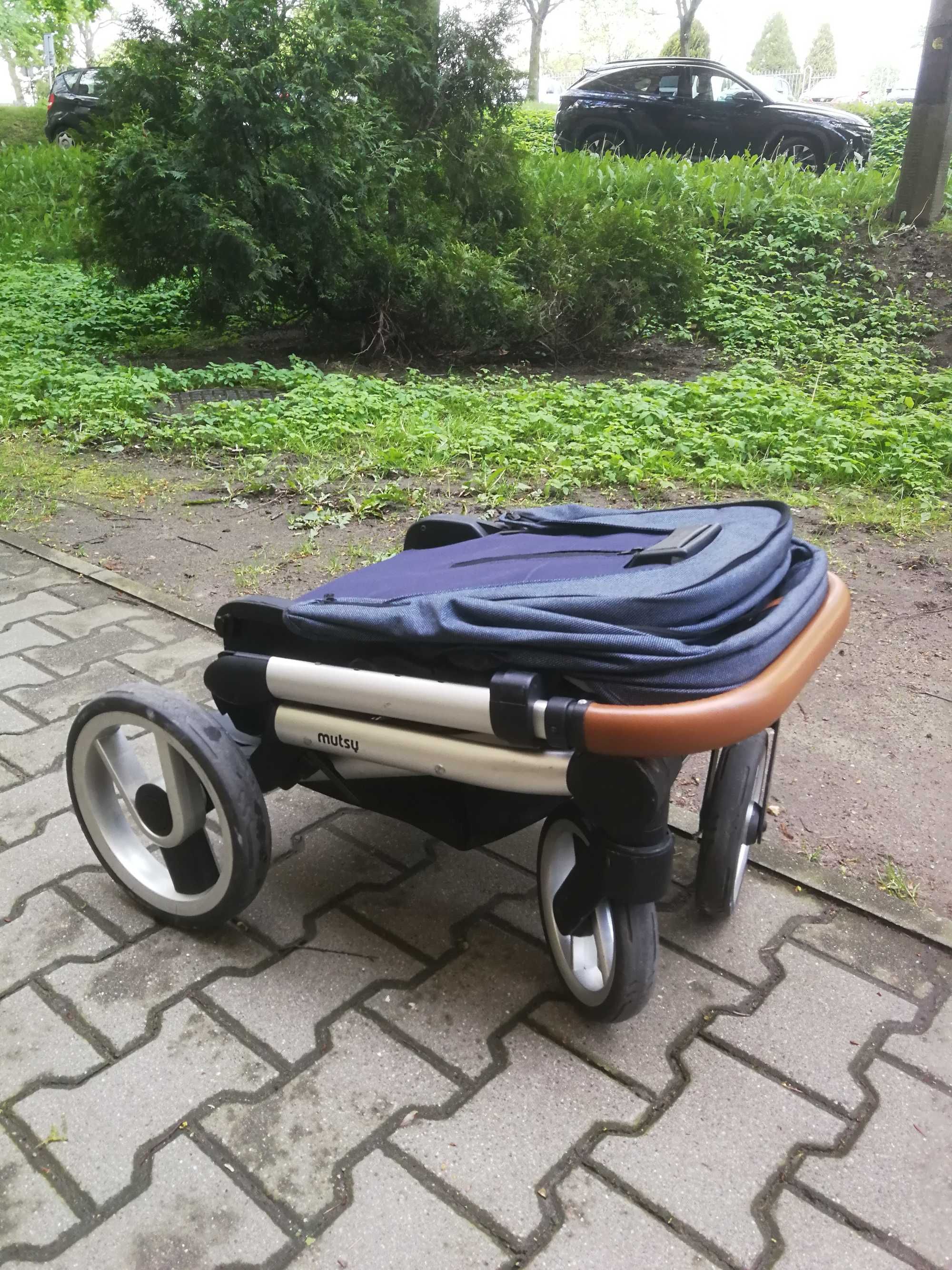 Mutsy NIO - wielofunkcyjny wózek 2w1 (gondola i spacerówka) + gratisy