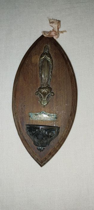 Nossa senhora de Lurdes em metal em placa de madeira Maciça.
Em bom es