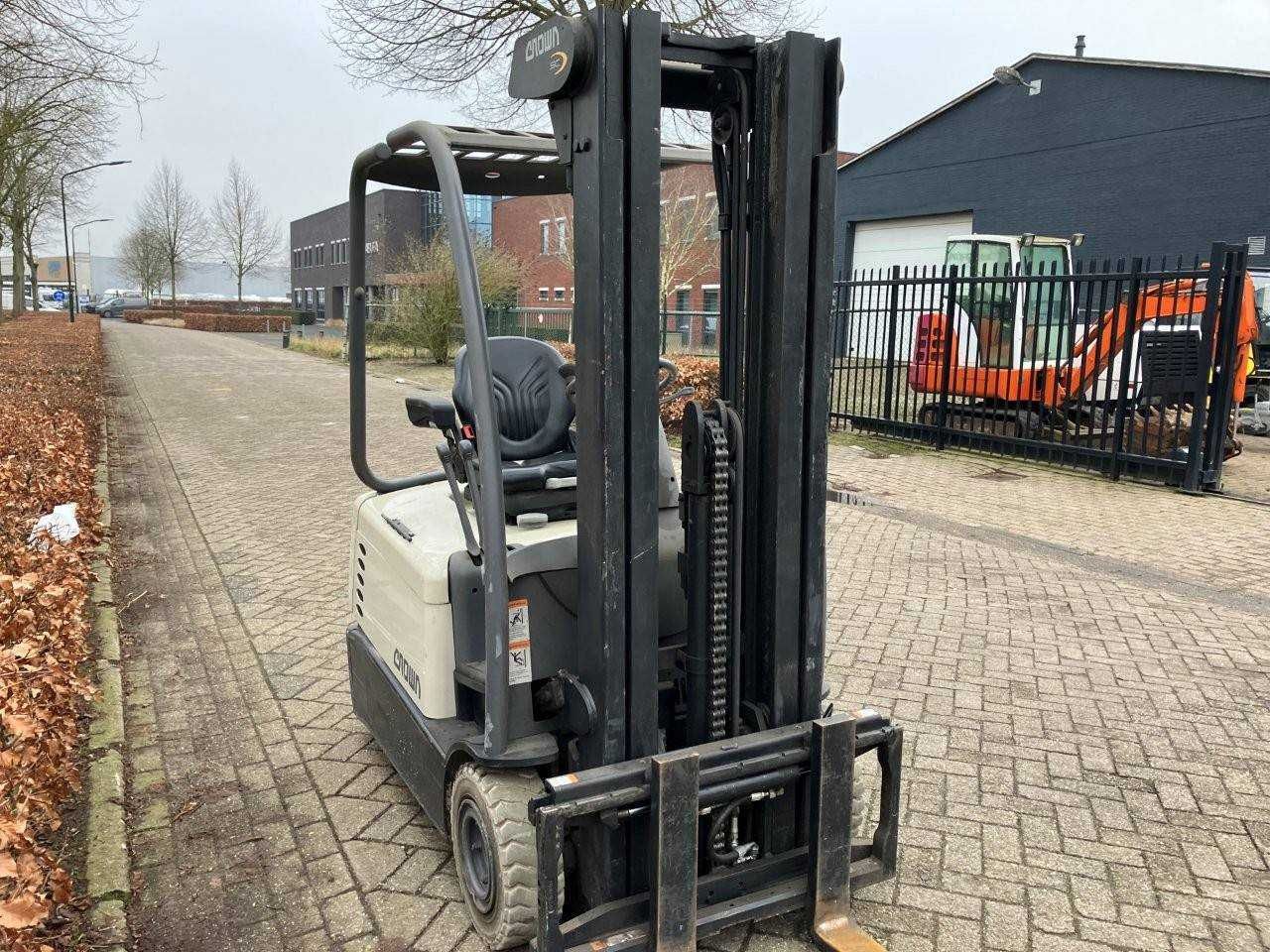 Empilhador eléctrico Crown SC4220 - 1.600 Kg (2532)