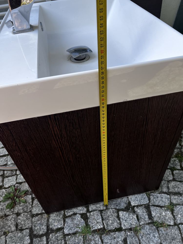 Umywalka z szafka i bateria