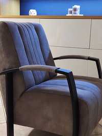 Fotel tapicerowany loft z metalową ramą