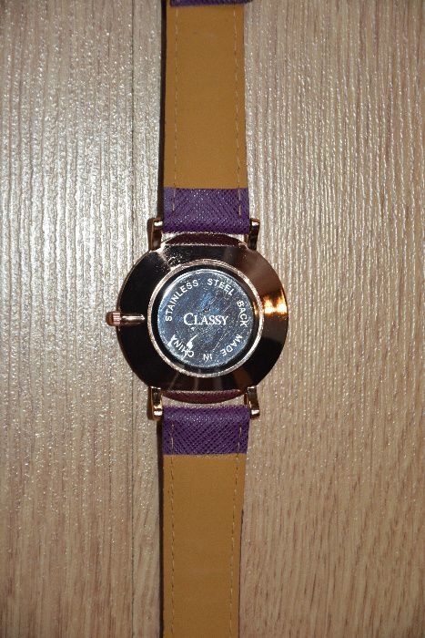 Nowy zegarek fioletowy z czarną tarczą
