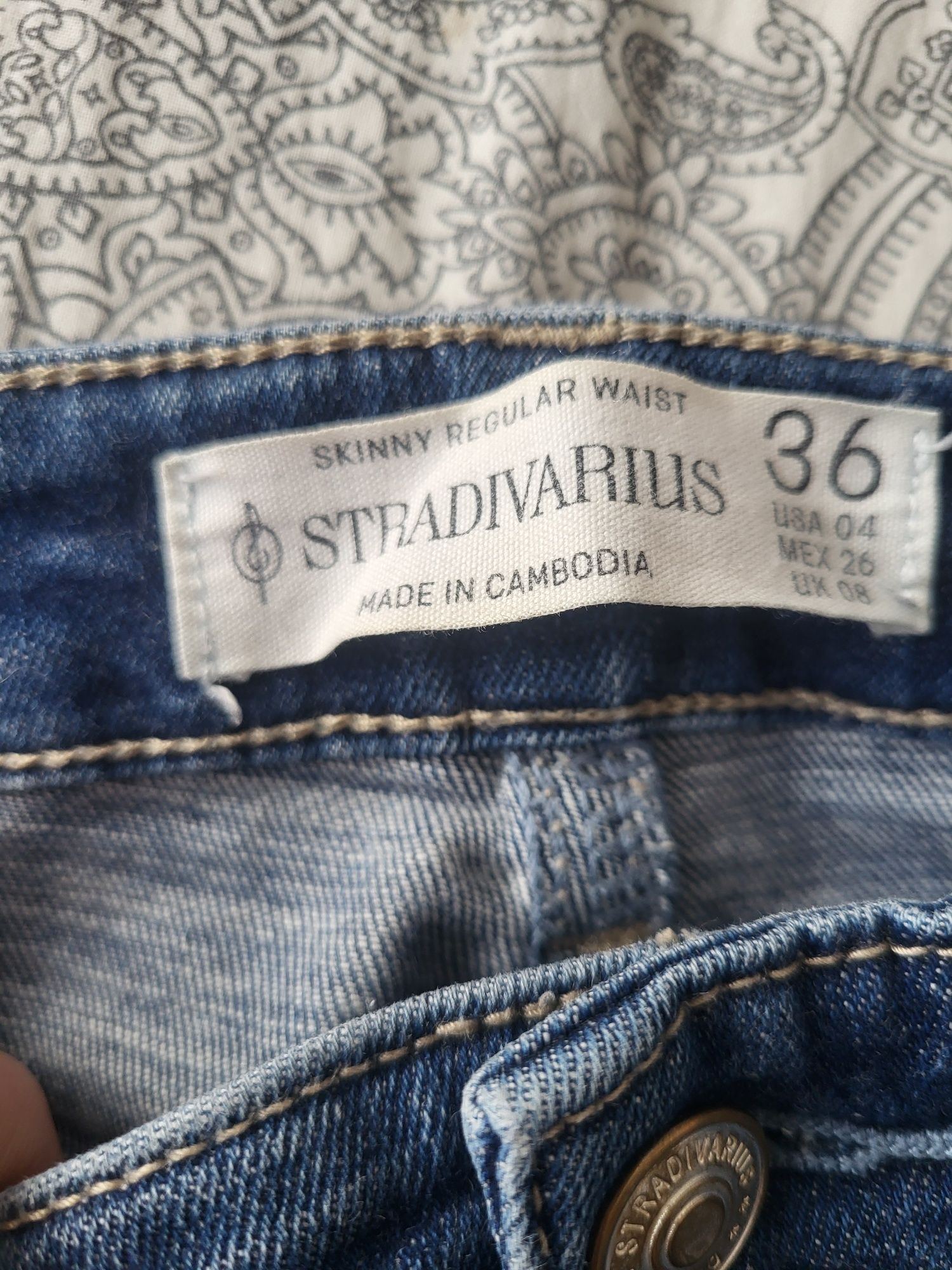 Jeansy Stradivarius petite skinny Regular rozdarcia regularny pas