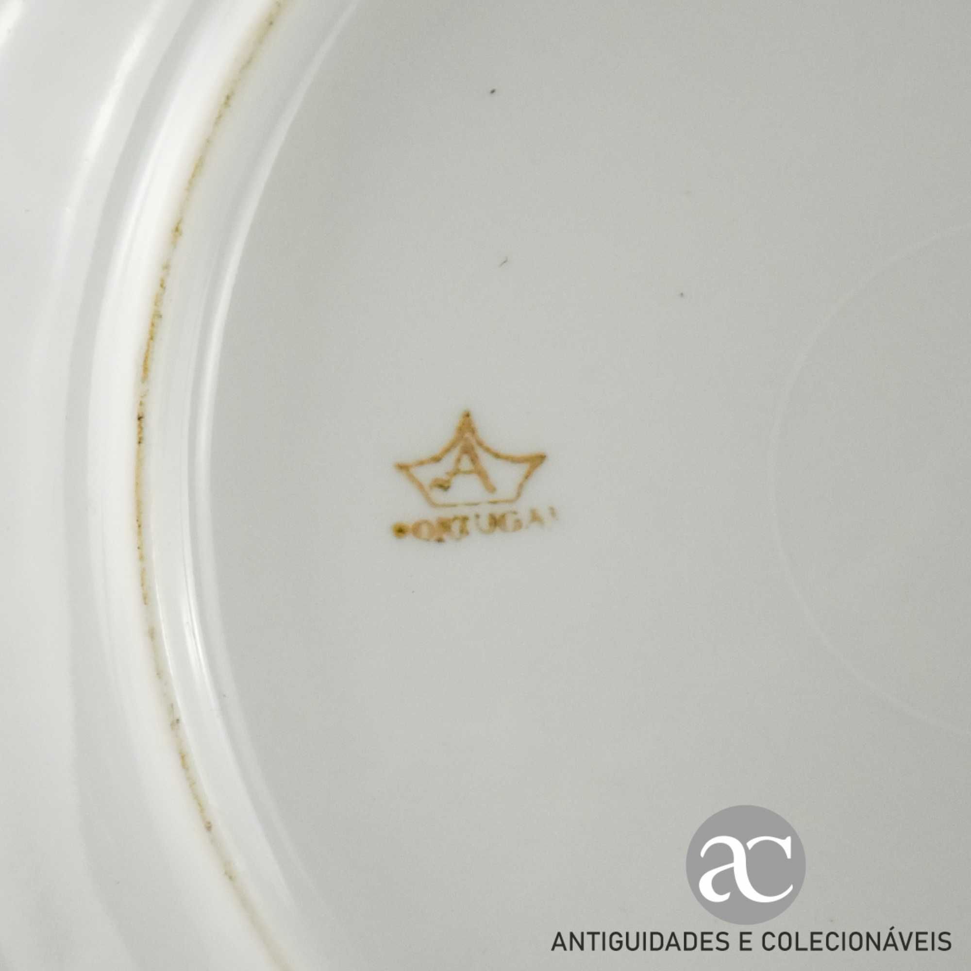 Conjunto 2 pratos decoração folhas e frisos a ouro porcelana Artibus