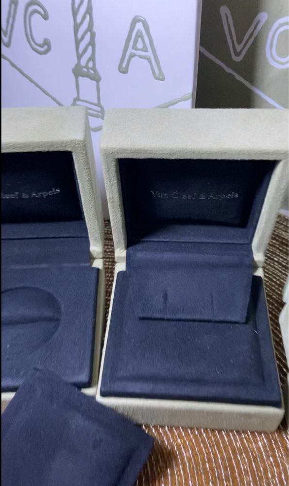 Скидка . Коробка Van Cleef для кольца, сережек и браслета.
