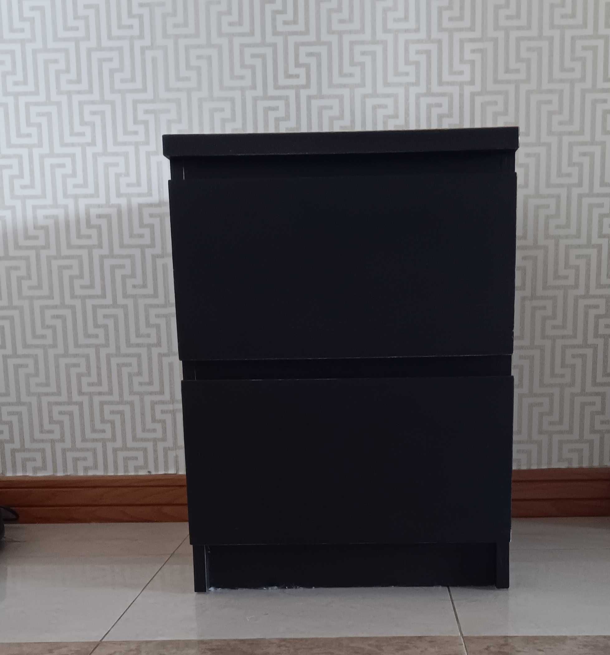 Mesa de cabeceira em bom estado