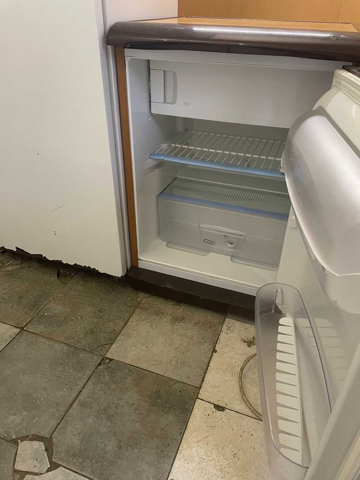 Холодильник Індезіт 85см.