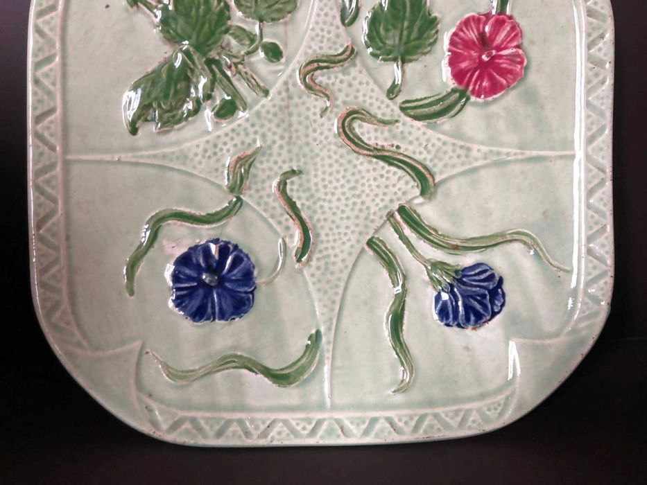 тарілка в стилі модерн