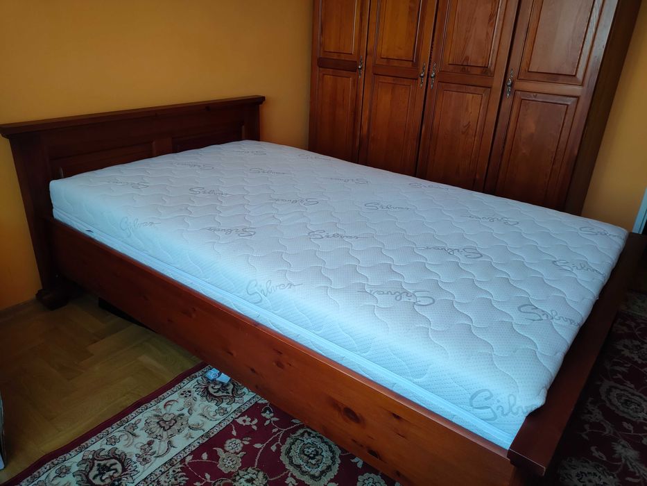 Łóżko drewniane ze stelażem i materacem 120 cm x 200 cm