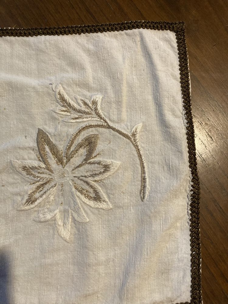 Vendo pano decorativo em linho e crochet