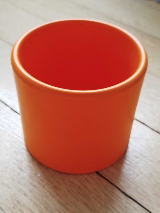 Mała pomarańczowa doniczka lub kubeczek na drobiazgi