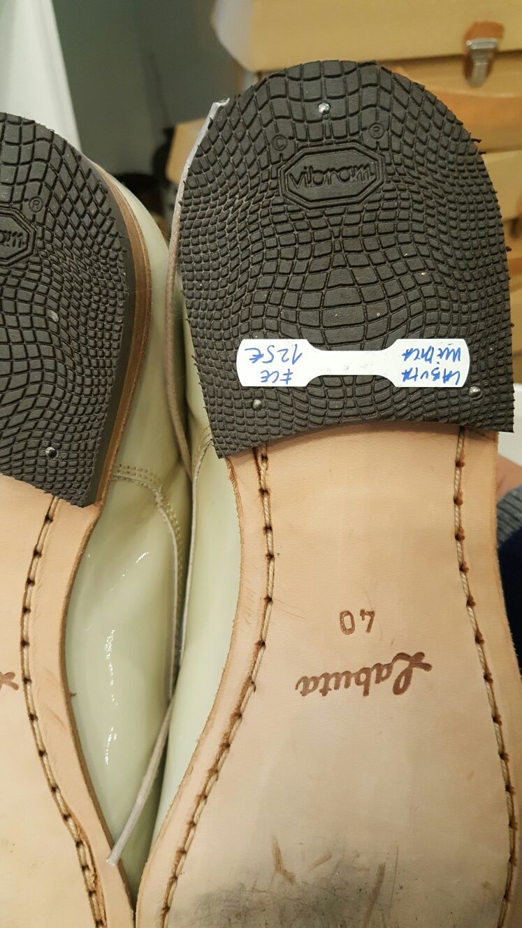 Sapatos 39 e 40 - resto de loja NOVOS - custavam 125€ LABUTA