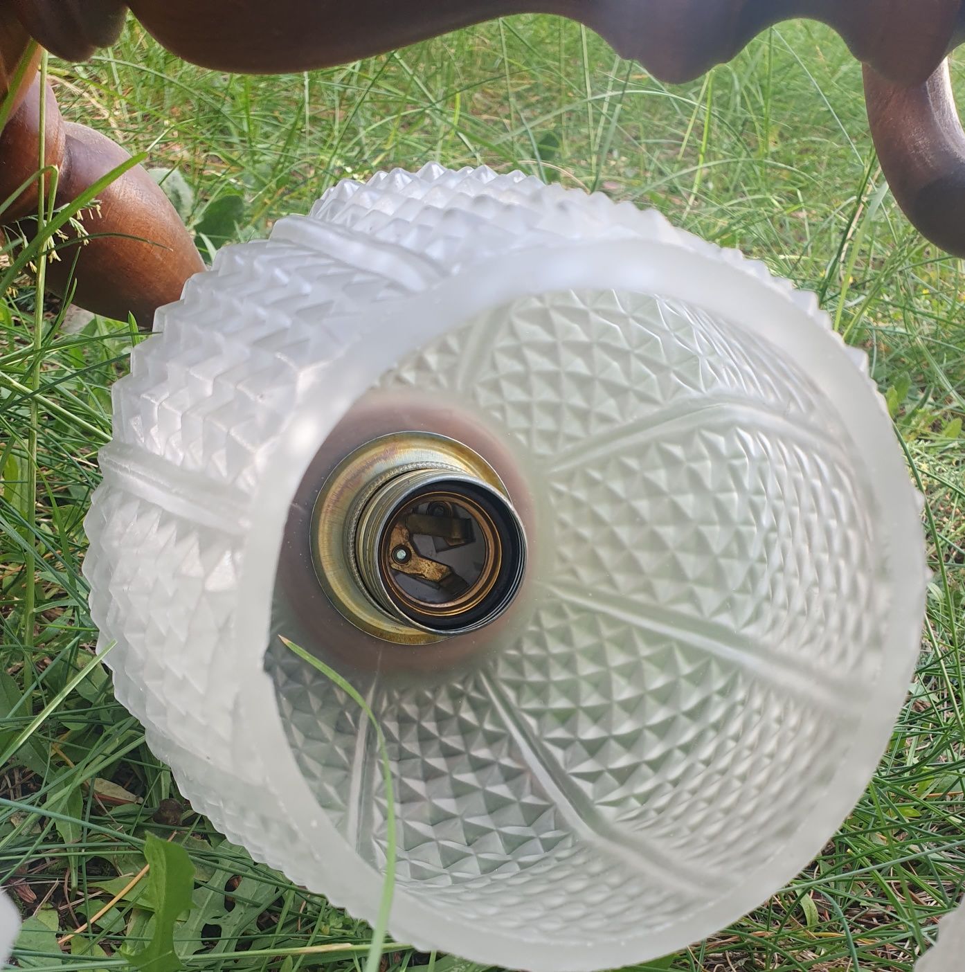 Lampa wisząca drewniana z szklanymi kloszami .Stara.
