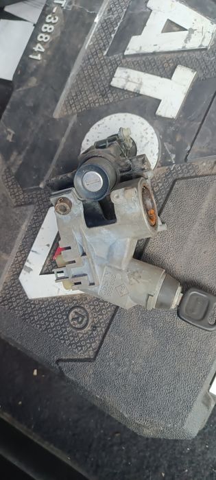 Замок запалення, багажника seat toledo 1