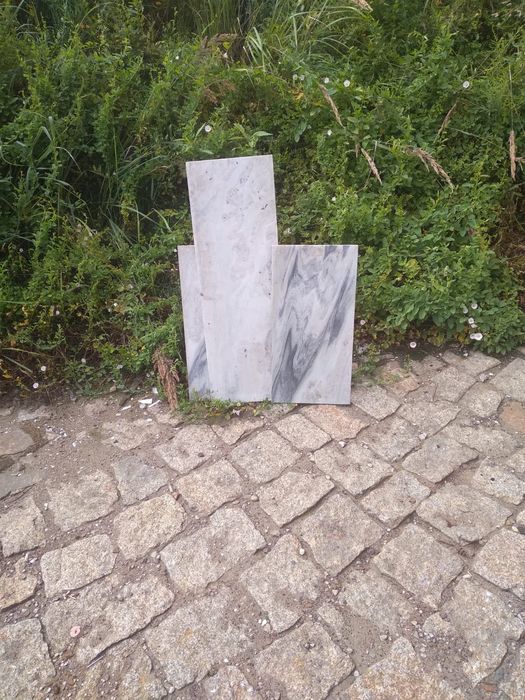 Płyty marmurowe szerokość 30 cm grubość ok 1.,5 cm