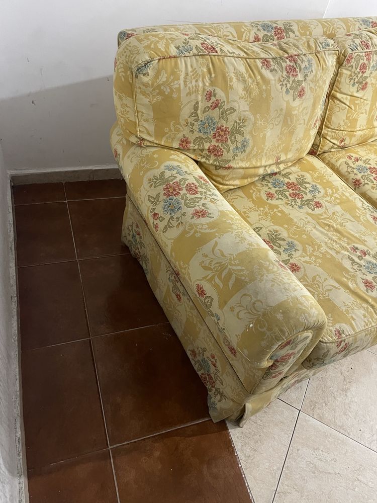 Sofa usado para desocupar