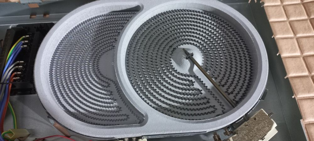 Варильна поверхня Electrolux EHS 60210P, розбите скло, конфорки робочі