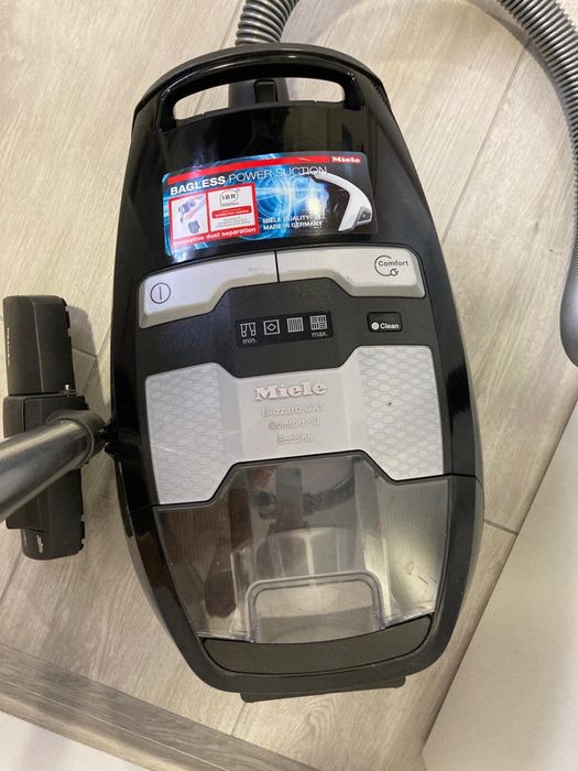 Odkurzacz Miele Blizard CX1 sterowie w rękijesci