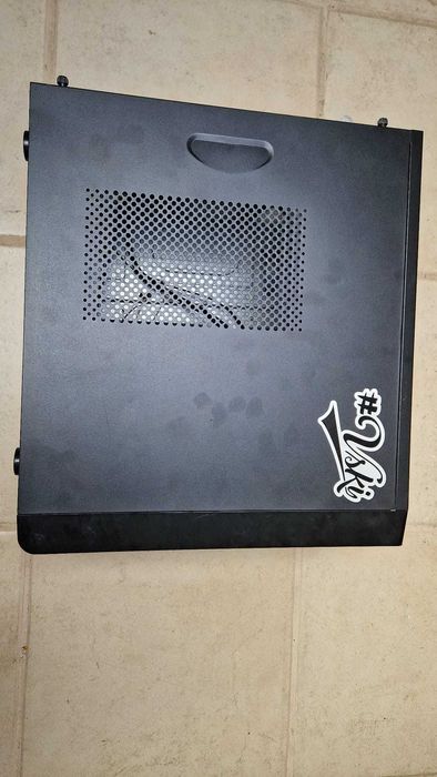 Caixa Micro-ATX preta com leitor de disco