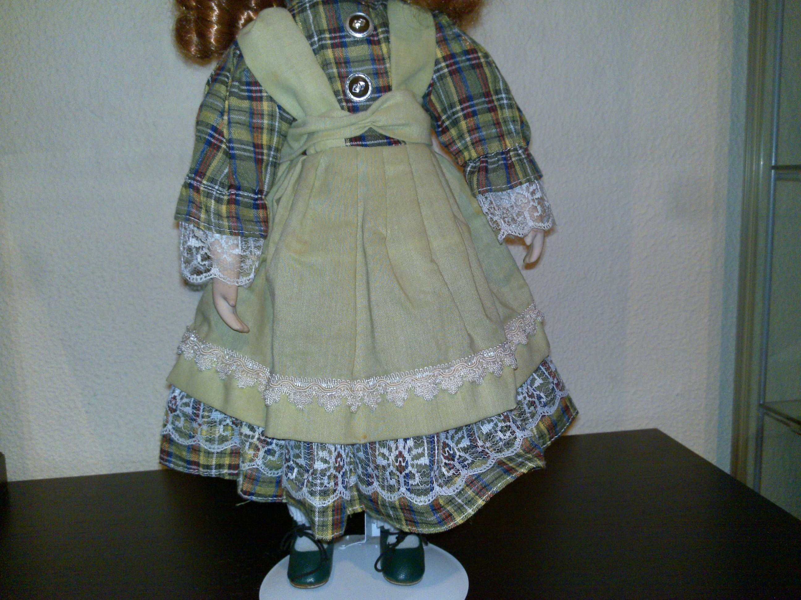 boneca de porcelana antiga (com vestido tradicional, cabelo ruivo)
