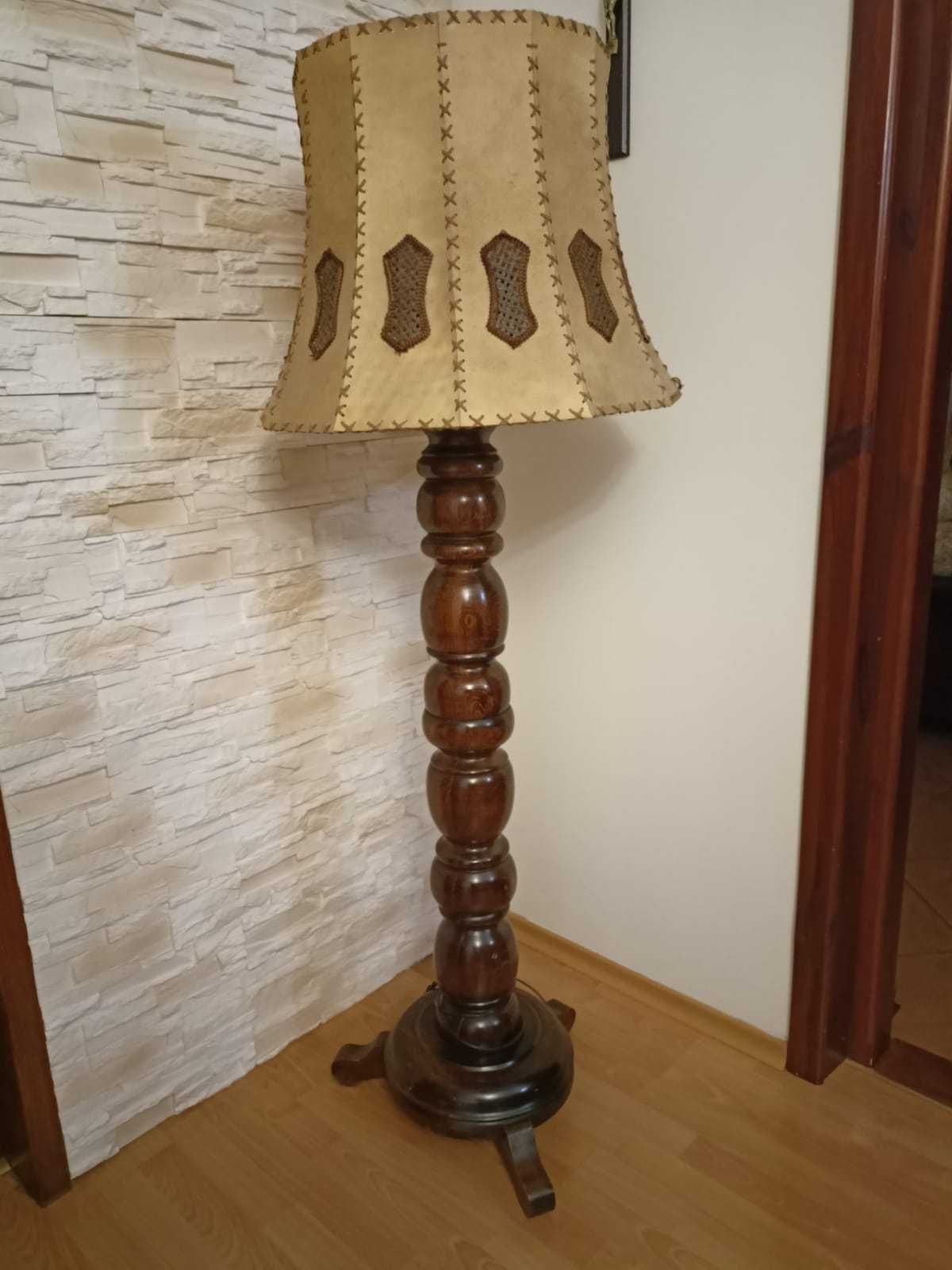 Zadbana stojąca lampa w stylu holenderskim